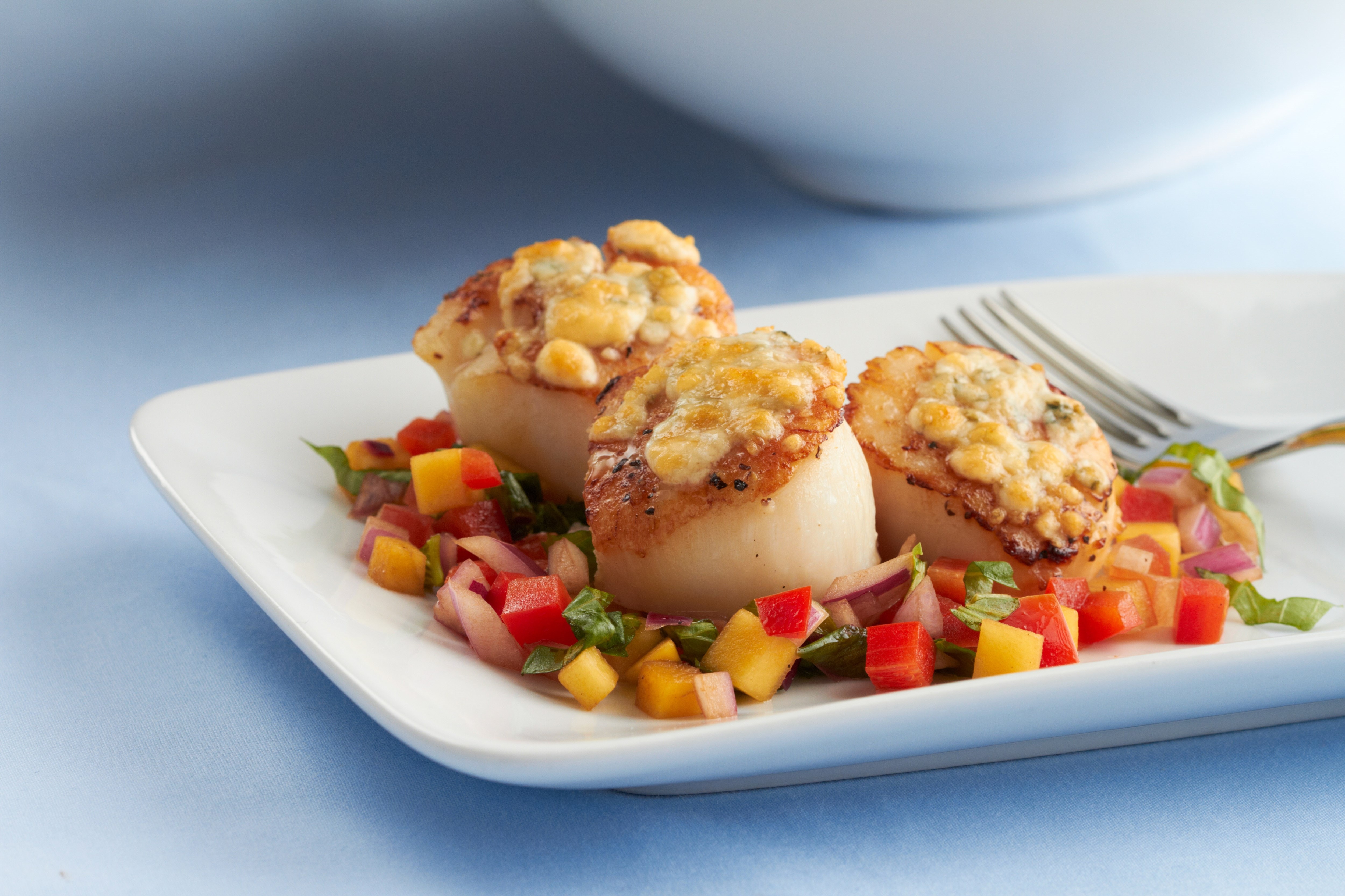 Crusted Scallops with Mango and Sweet Onion Ratatouille