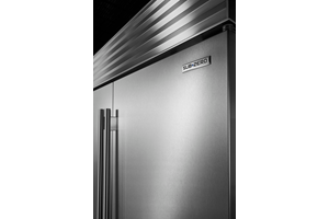 Wolf Dual Fuel Range displaying halo lights around red knobs while in use