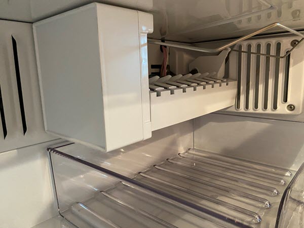 Reset Ice Maker: Bottom freezer
