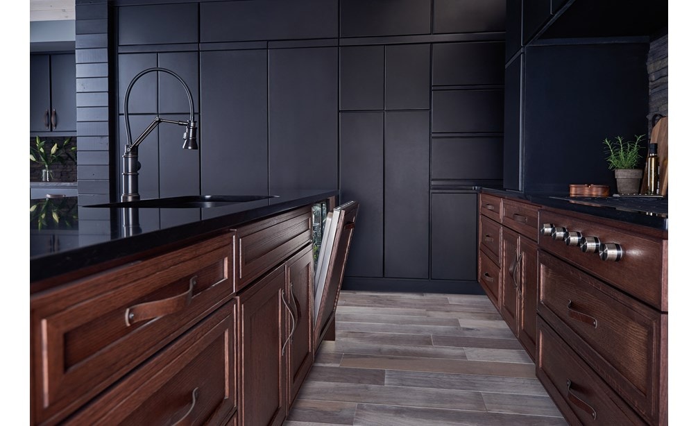 The Cove 24" Dishwasher (DW2450WS) paired with Sub-Zero 24" Designer Column Freezer with Ice Maker (IC-24FI) are Panel Ready for your style.