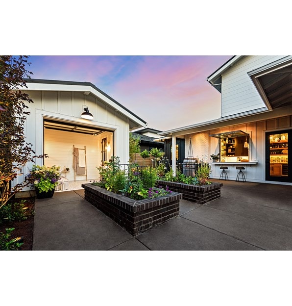 Farm to Table Juice Bar & BBQ Porch by Lynnette Sandgren