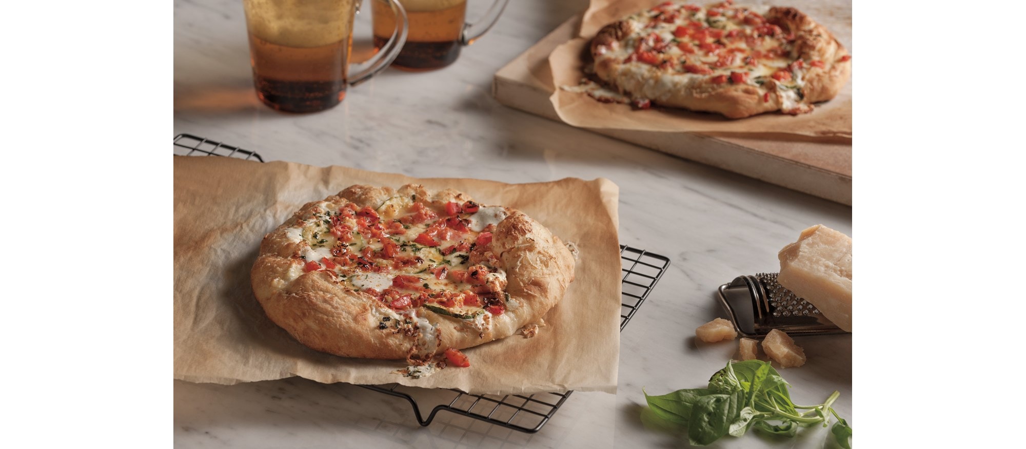 FOOD_FRESH_MOZZARELLA_TOMATO_BASIL_PIZZA_SLG_90315