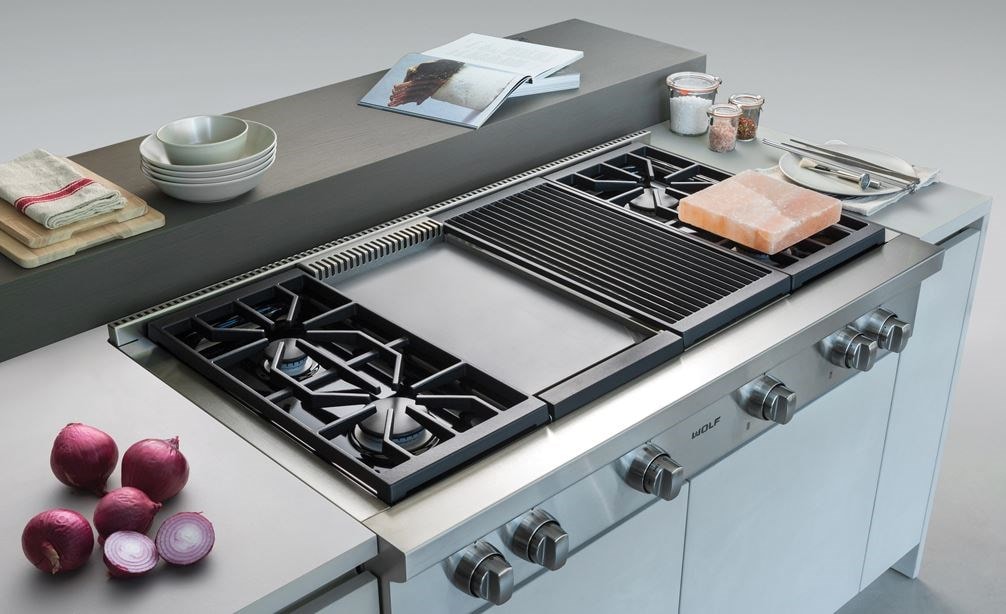 The Wolf 48&quot; Sealed 4 Burner Rangetop Infrared Charbroiler and Griddle (SRT484CG) has the ability to expertly fit any cooking space