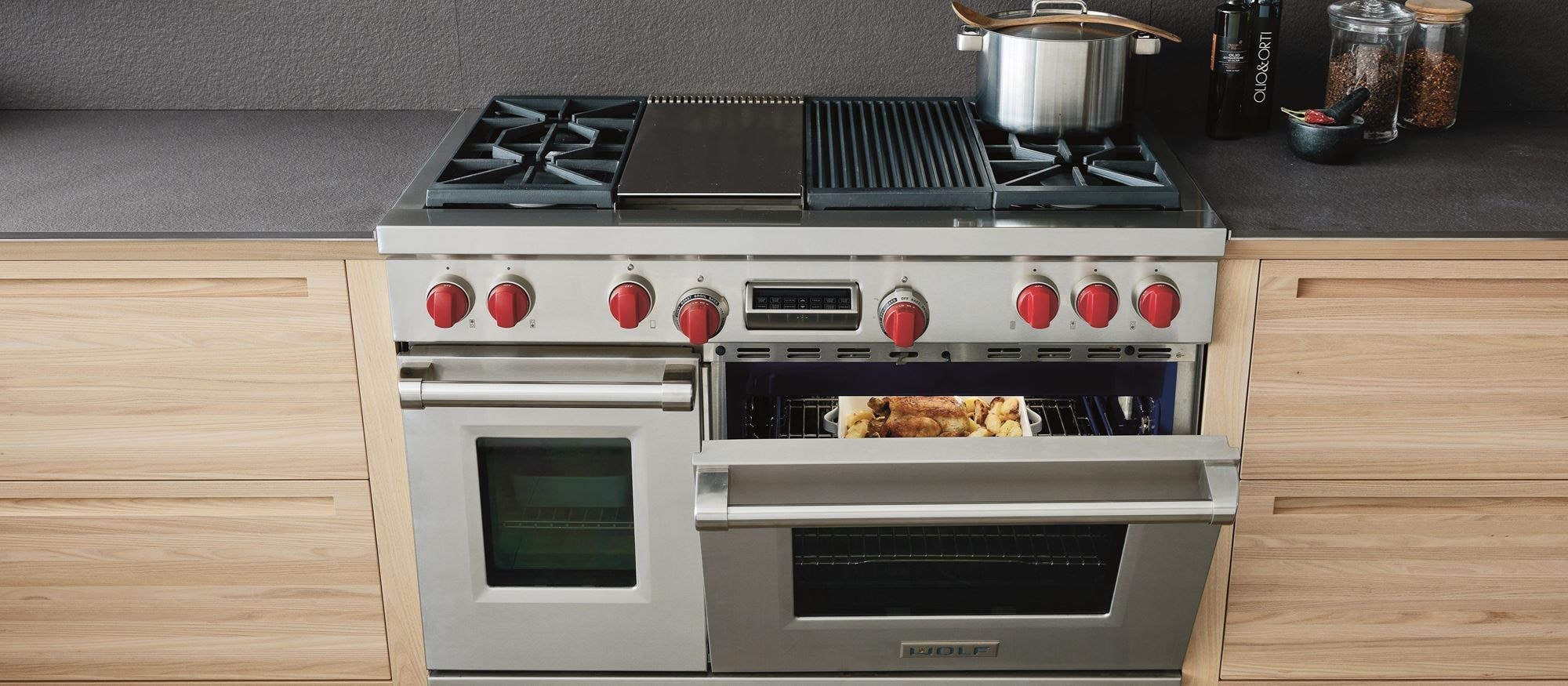 Wolf 48&quot; Dual Fuel Range 4 Burners Infrared Charbroiler and Infrared Griddle (DF484CG)