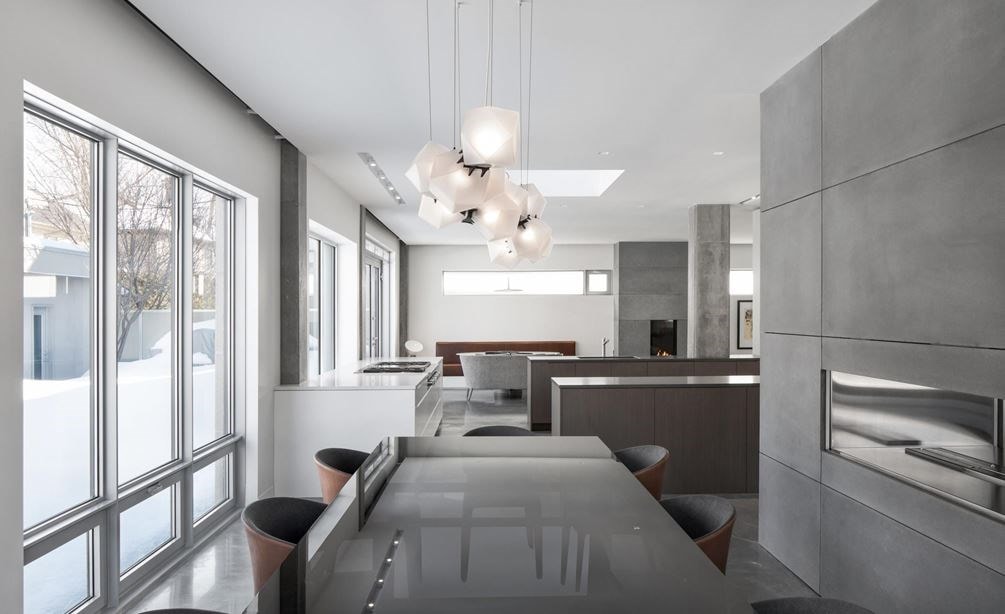 The Free Plan kitchen designed by Marc Bherer created a space that is elegant, minimalist, and airy.