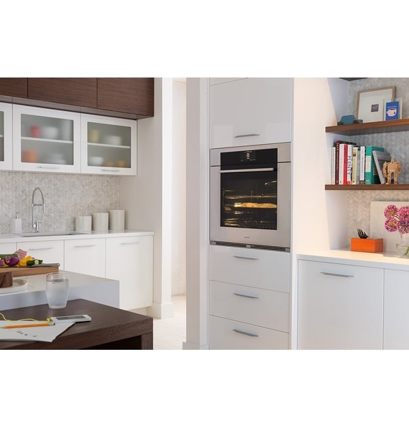 The Wolf 30" M Series Transitional Single Oven (SO30TM/S/TH) can fit perfectly with surrounding cabinetry to complement any room.