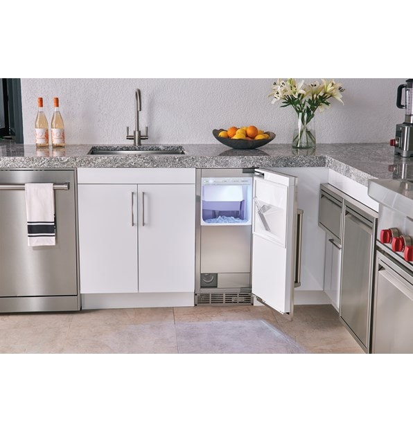 Complete your outdoor kitchen space with the Sub-Zero 15" outdoor ice maker with pump (UC-15IPO).
