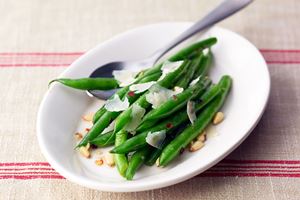Green Beans with Lemon, Garlic, and Pine Nuts