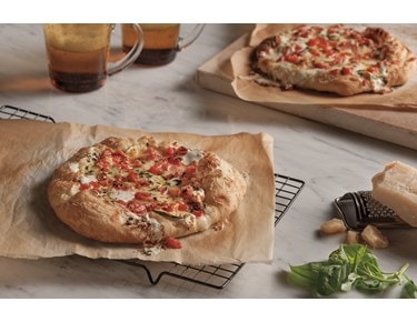 FOOD_FRESH_MOZZARELLA_TOMATO_BASIL_PIZZA_SLG_90315