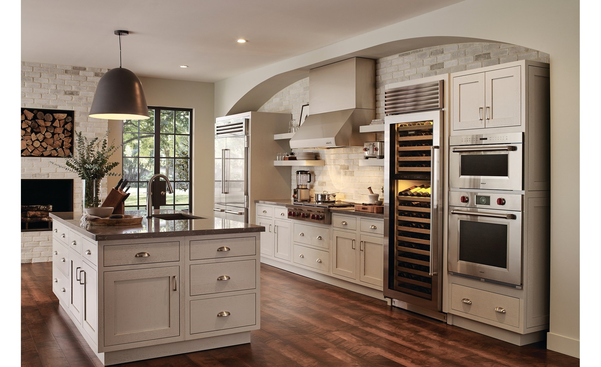 Wolf 36" Sealed 4 Burner Rangetop Infrared Charbroiler (SRT364C) paired with 30" M Series Professional Microwave Oven (MDD30PM/S/PH)