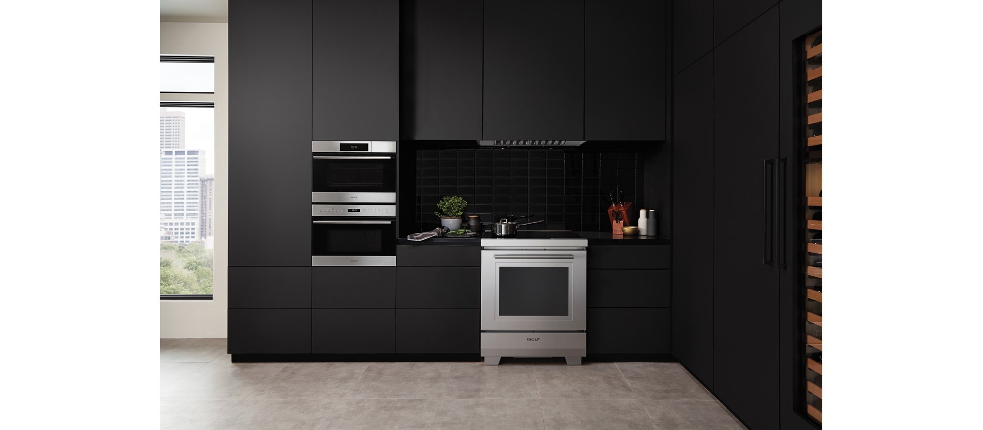Induction range with steam oven clearance